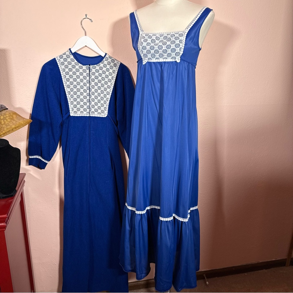 Vintage 1970’s Royal blue white lace Victorian Maxi Slip dress velvet Robe set S